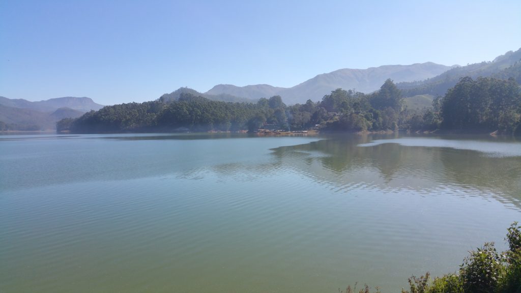 lac de barrage près de Munnar - Inde
