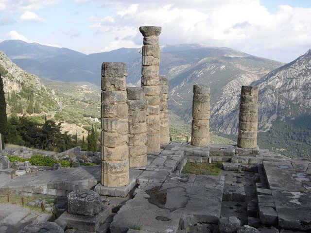 800px_Delphi_temple_to_appolo1.jpg