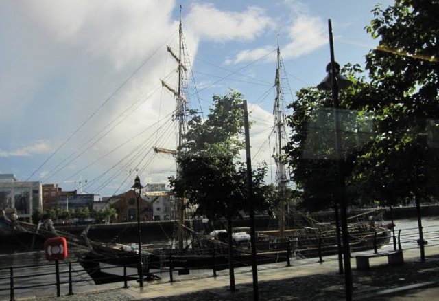 Voilier_sur_la_Liffey.jpg